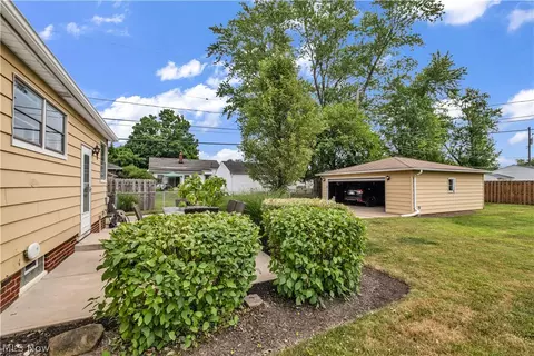 7555 Skylark Dr, Parma, OH 44130 photo 5