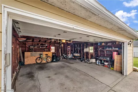 7555 Skylark Dr, Parma, OH 44130 photo 10
