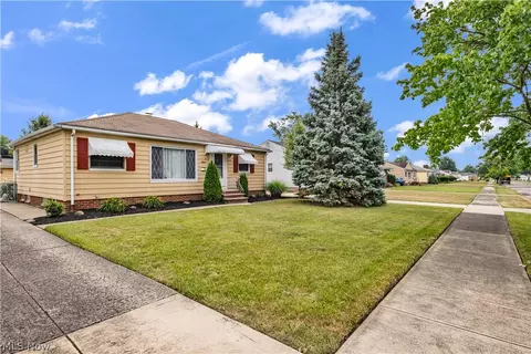 7555 Skylark Dr, Parma, OH 44130 photo 2