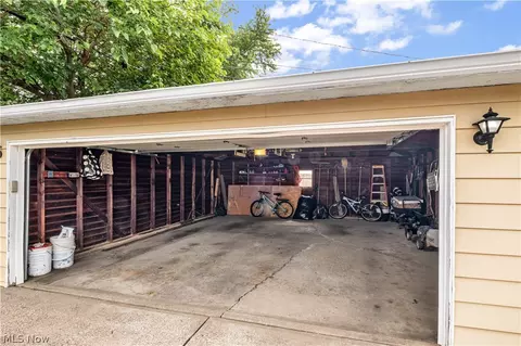 7555 Skylark Dr, Parma, OH 44130 photo 9