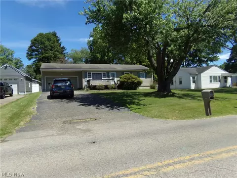 993 Country Clb, Zanesville, OH 43701