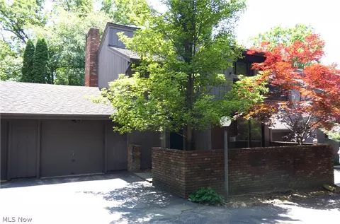 992 Canyon View Rd, Northfield, OH 44067