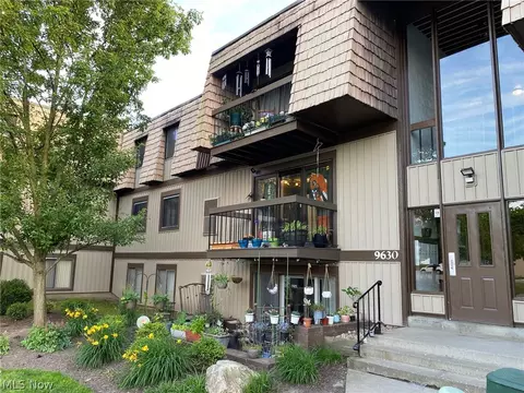 9630 Cove Dr #A17, North Royalton, OH 44133