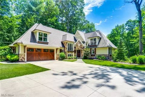 7305 River Rd, Olmsted Falls, OH 44138