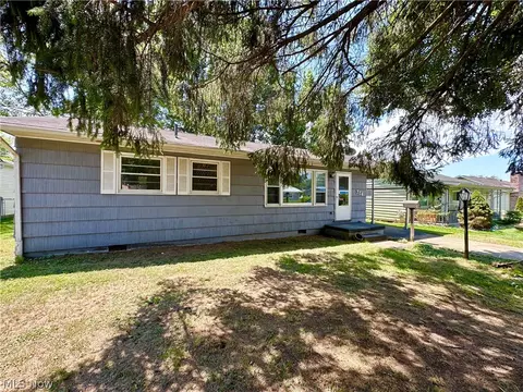 704 Cherry St, Ravenswood, WV 26164