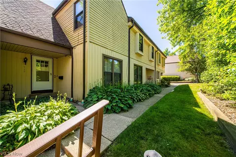 938 Som Center Rd, Mayfield Village, OH 44143