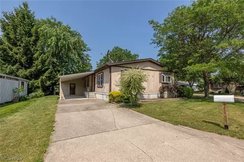 13 Periwinkle Dr, Olmsted Twp, OH 44138