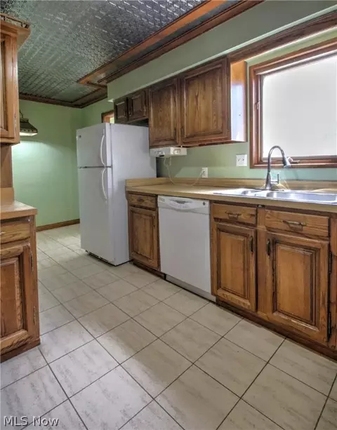 Kitchen - 427 E 274th St, Euclid, OH 44132 photo 3 of 3