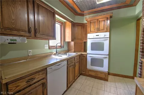 Kitchen - 427 E 274th St, Euclid, OH 44132 photo 1 of 3