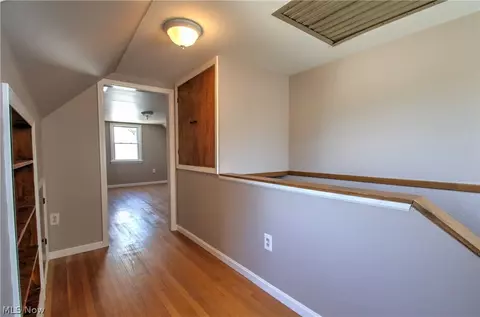 Entry Way - 427 E 274th St, Euclid, OH 44132 photo 4 of 4