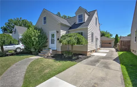 Exterior - 427 E 274th St, Euclid, OH 44132 photo 5 of 6