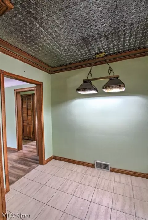 Entry Way - 427 E 274th St, Euclid, OH 44132 photo 2 of 4