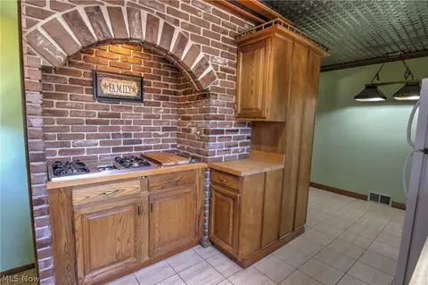 Kitchen - 427 E 274th St, Euclid, OH 44132 photo 2 of 3