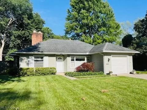 131 Edgewood Dr, Berea, OH 44017