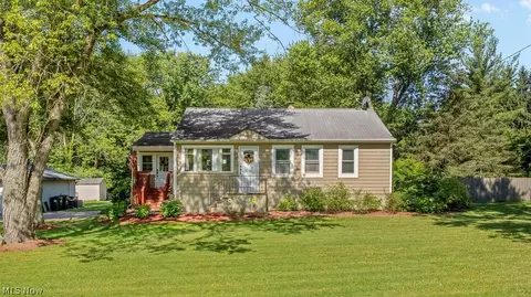 746 Nesbitt Rd, Sagamore Hills, OH 44067