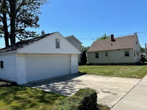 Exterior - 521 E 260 St, Euclid, OH 44132 photo 3 of 4