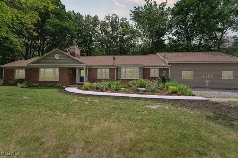 1059 Gulf Rd, Elyria, OH 44035