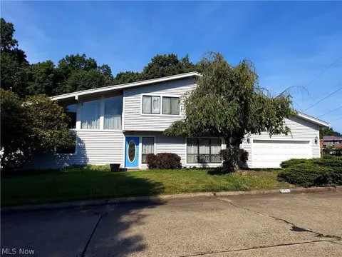 1726 Forest Hills Dr, Vienna, WV 26105
