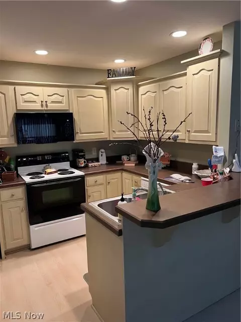 712 Parkview Dr, Dover, OH 44622 photo 2