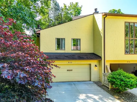 812 Hampton Ridge Dr, Akron, OH 44313