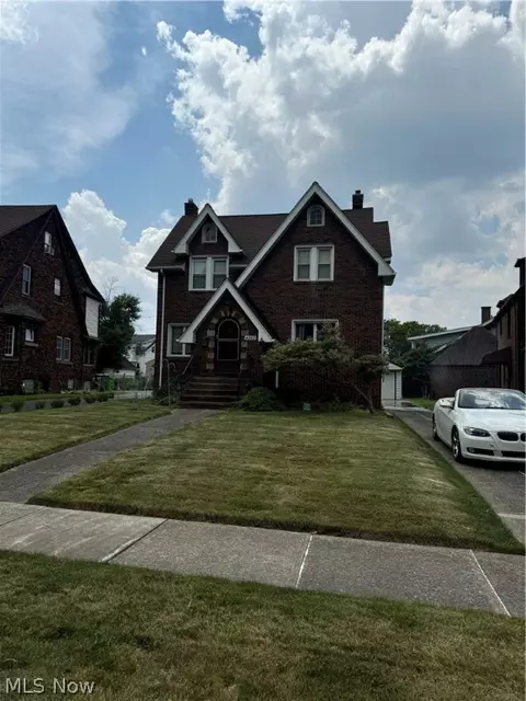 4882 Edgepark Dr, Garfield Heights, OH 44125