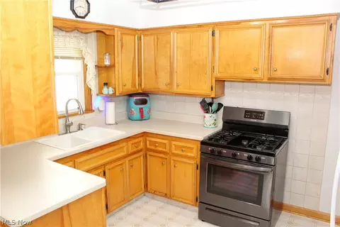 Kitchen - 857 5th St, Struthers, OH 44471 photo 2 of 5