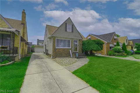 6309 Sunderland Dr, Parma, OH 44129