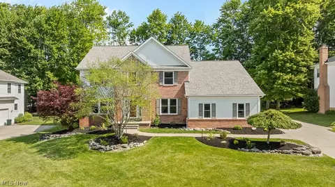 385 Walnut Ridge Trl, Aurora, OH 44202