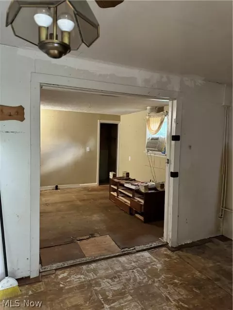 Entry Way - 4034 Pardee Rd, Stow, OH 44224 photo 5 of 6
