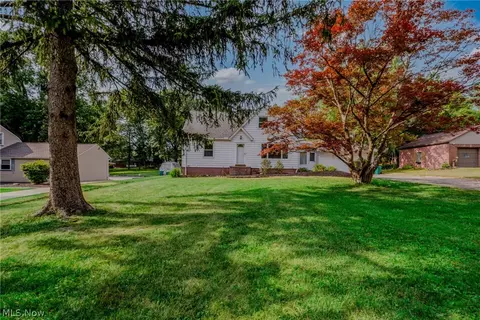 1602 Mapleview Dr, Seven Hills, OH 44131