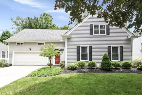 423 Bates Dr, Bay Village, OH 44140