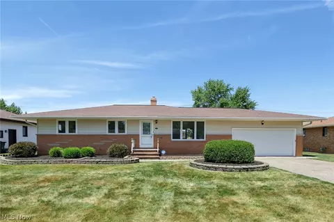 13736 Cherokee Trl, Middleburg Heights, OH 44130