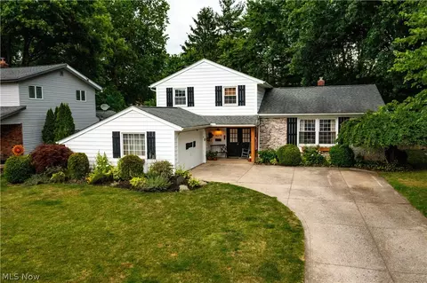 6319 Surrey Dr, North Olmsted, OH 44070