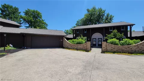 10185 Inlet Pt N, Aurora, OH 44202