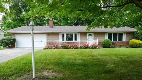 8039 Zupancic Dr, Garrettsville, OH 44231