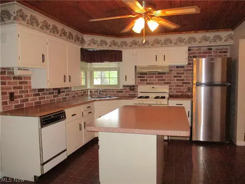 Kitchen - 727 Canterbury Ln, Boardman, OH 44512 photo 2 of 4