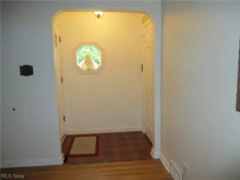 Entry Way - 727 Canterbury Ln, Boardman, OH 44512 photo 1 of 5