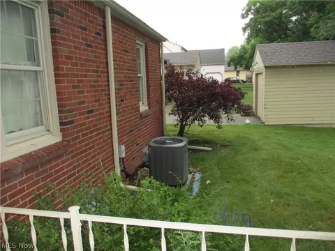 Exterior - 727 Canterbury Ln, Boardman, OH 44512 photo 4 of 6