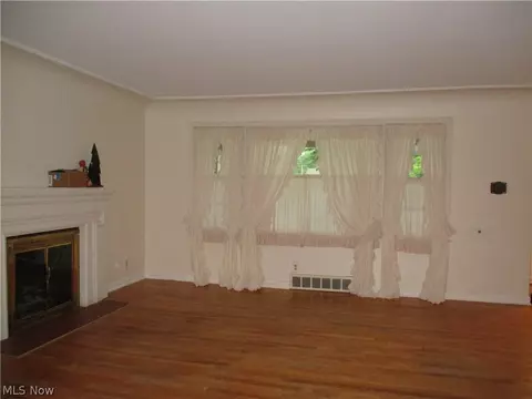 Living - 727 Canterbury Ln, Boardman, OH 44512 photo 2 of 4