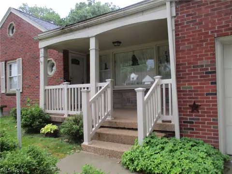 Exterior - 727 Canterbury Ln, Boardman, OH 44512 photo 2 of 6