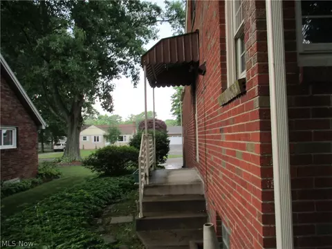 Exterior - 727 Canterbury Ln, Boardman, OH 44512 photo 5 of 6
