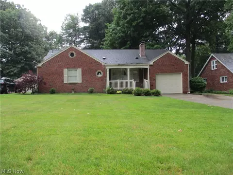 727 Canterbury Ln, Boardman, OH 44512
