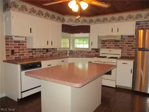 Kitchen - 727 Canterbury Ln, Boardman, OH 44512 photo 1 of 4