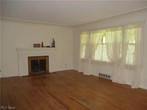 Living - 727 Canterbury Ln, Boardman, OH 44512 photo 1 of 4