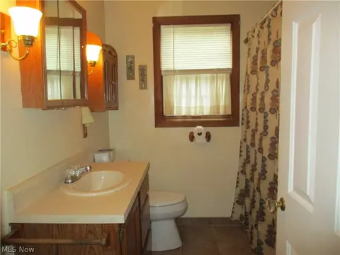 Bath - 727 Canterbury Ln, Boardman, OH 44512 photo 1 of 2