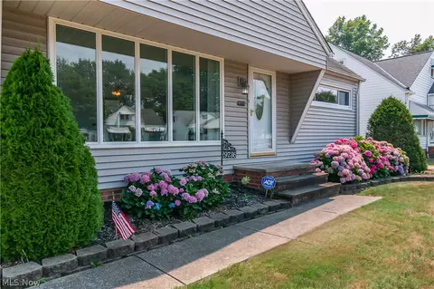 29736 Phillips Ave, Wickliffe, OH 44092 photo 2