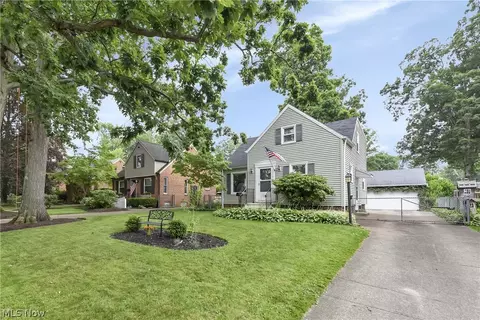 582 Oakmoor Rd, Bay Village, OH 44140