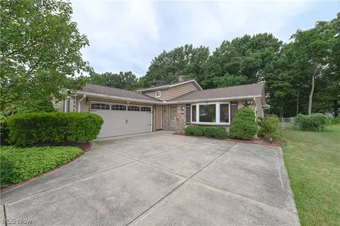 8646 Courtland Dr, Strongsville, OH 44149
