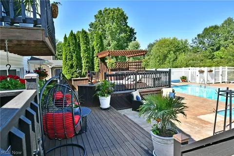 Exterior - 185 Maple Leaf Dr, Hubbard, OH 44425 photo 6 of 13