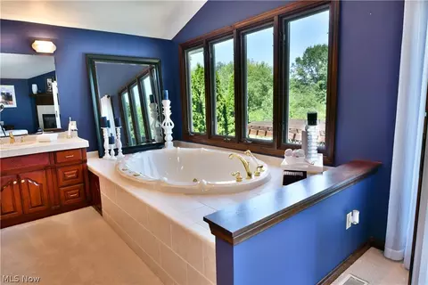 Bath - 185 Maple Leaf Dr, Hubbard, OH 44425 photo 2 of 4